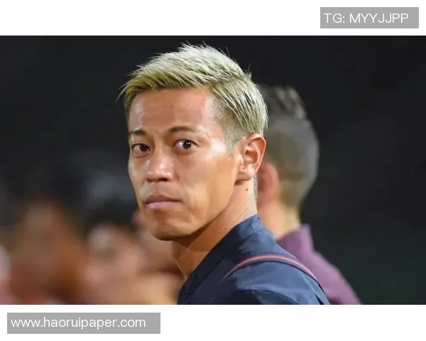 高大长发足球球星的传奇之路：从街头少年到世界顶级球员的成长故事